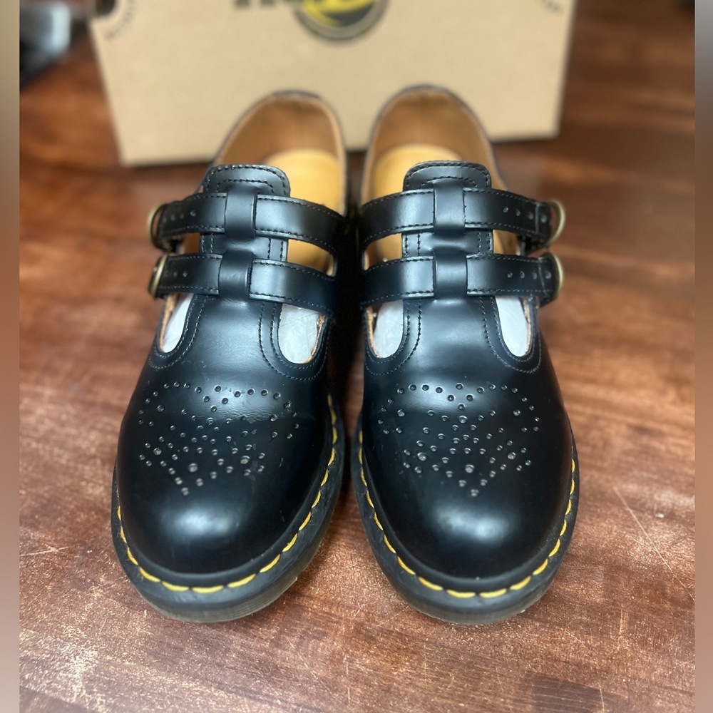 Women’s Dr. Martens, worn once!
8065 SMOOTH LEATHER MARY JANE SHOES